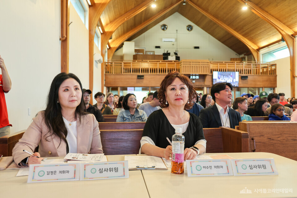 [사진=김승규기자] 이수진 지휘자와 김정은 지휘자가  심사를 하고 있다